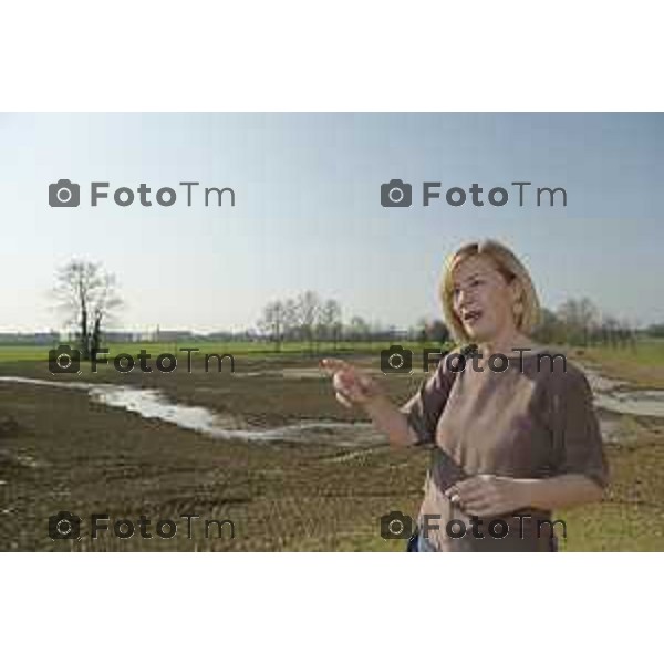 Tiziano Manzoni/LaPresse 5-4- 2025 Italia Cronaca Bergamo l\'avvio dell’apertura della roggia Morlana per il riempimento dell\'area umida di Grumello al Piano.con l\'assessore Oriana Ruzzini, il biologo Alessandro Mazzoleni consulente studio Gerundo con il progettista Paolo Pelliccioli e l\'impresa Bargiggia che ha realizzato il lavoro.