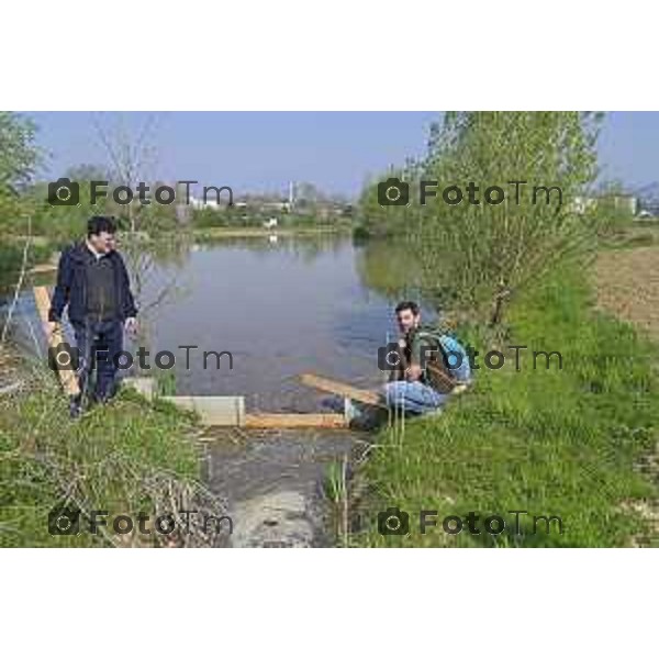 Tiziano Manzoni/LaPresse 5-4- 2025 Italia Cronaca Bergamo l\'avvio dell’apertura della roggia Morlana per il riempimento dell\'area umida di Grumello al Piano.con l\'assessore Oriana Ruzzini, il biologo Alessandro Mazzoleni consulente studio Gerundo con il progettista Paolo Pelliccioli e l\'impresa Bargiggia che ha realizzato il lavoro.