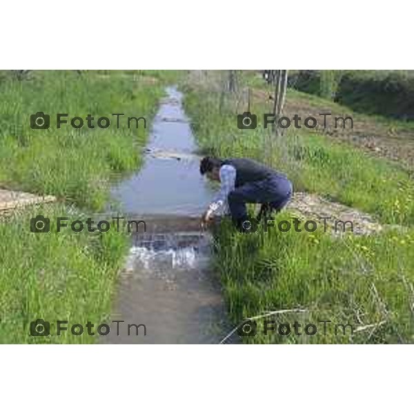 Tiziano Manzoni/LaPresse 5-4- 2025 Italia Cronaca Bergamo l\'avvio dell’apertura della roggia Morlana per il riempimento dell\'area umida di Grumello al Piano.con l\'assessore Oriana Ruzzini, il biologo Alessandro Mazzoleni consulente studio Gerundo con il progettista Paolo Pelliccioli e l\'impresa Bargiggia che ha realizzato il lavoro.