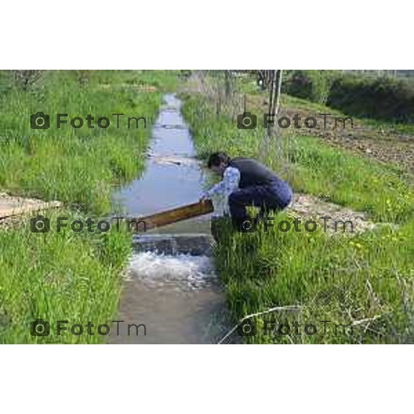 Tiziano Manzoni/LaPresse 5-4- 2025 Italia Cronaca Bergamo l\'avvio dell’apertura della roggia Morlana per il riempimento dell\'area umida di Grumello al Piano.con l\'assessore Oriana Ruzzini, il biologo Alessandro Mazzoleni consulente studio Gerundo con il progettista Paolo Pelliccioli e l\'impresa Bargiggia che ha realizzato il lavoro.