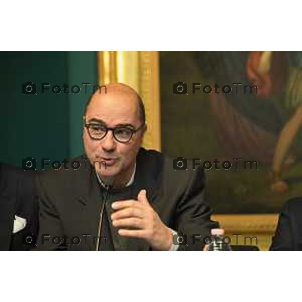 Tiziano Manzoni/LaPresse 10-4- 2025 Italia Cronaca Bergamo Accademia Carrara, DENTRO LORENZO LOTTO la pala di San Bernardino, la fotografia di Axel Hütte in foto Don Pietro Biaggi Parrocchia di Sant’Alessandro della Croce in Pignolo