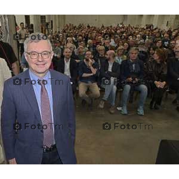 Tiziano Manzoni/LaPresse 12-4- 2025 Italia Cronaca Bergamo Bergamo Gres Art 671 Fiera dei Librai. Il dialogo con il professore Alessandro Barbero e dal bergamasco Oliviero Bergamini, storico e giornalista, corrispondente Rai dagli Stati Uniti.