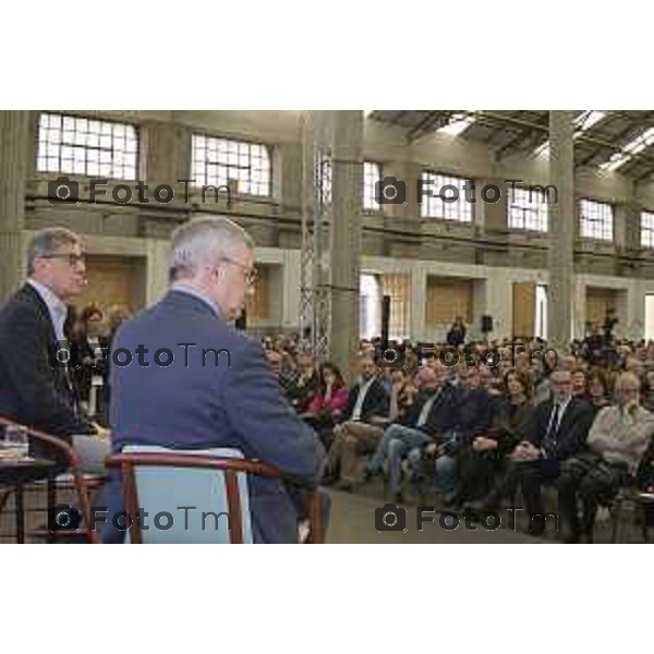Tiziano Manzoni/LaPresse 12-4- 2025 Italia Cronaca Bergamo Bergamo Gres Art 671 Fiera dei Librai. Il dialogo con il professore Alessandro Barbero e dal bergamasco Oliviero Bergamini, storico e giornalista, corrispondente Rai dagli Stati Uniti.