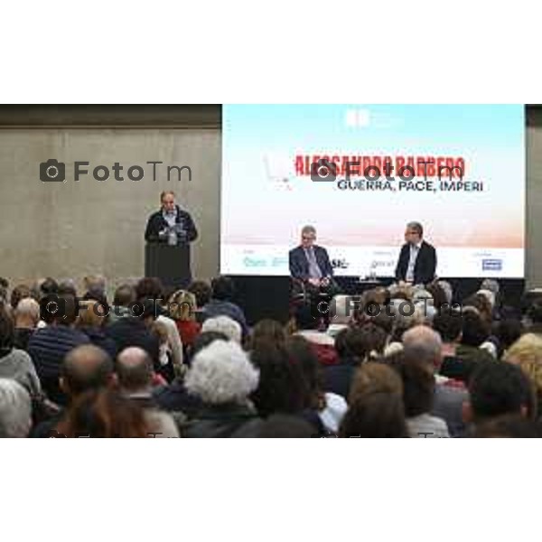 Tiziano Manzoni/LaPresse 12-4- 2025 Italia Cronaca Bergamo Bergamo Gres Art 671 Fiera dei Librai. Il dialogo con il professore Alessandro Barbero e dal bergamasco Oliviero Bergamini, storico e giornalista, corrispondente Rai dagli Stati Uniti.