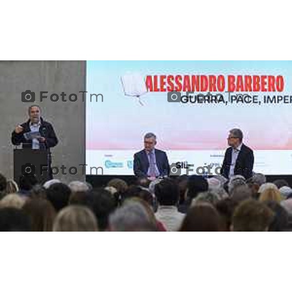 Tiziano Manzoni/LaPresse 12-4- 2025 Italia Cronaca Bergamo Bergamo Gres Art 671 Fiera dei Librai. Il dialogo con il professore Alessandro Barbero e dal bergamasco Oliviero Bergamini, storico e giornalista, corrispondente Rai dagli Stati Uniti.