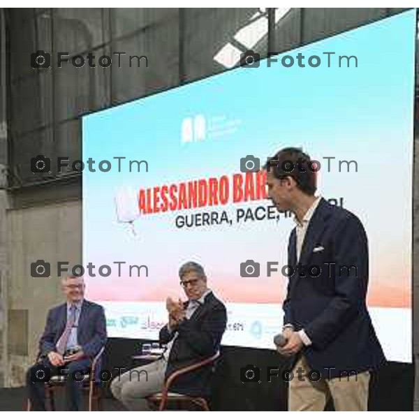 Tiziano Manzoni/LaPresse 12-4- 2025 Italia Cronaca Bergamo Bergamo Gres Art 671 Fiera dei Librai. Il dialogo con il professore Alessandro Barbero e dal bergamasco Oliviero Bergamini, storico e giornalista, corrispondente Rai dagli Stati Uniti.