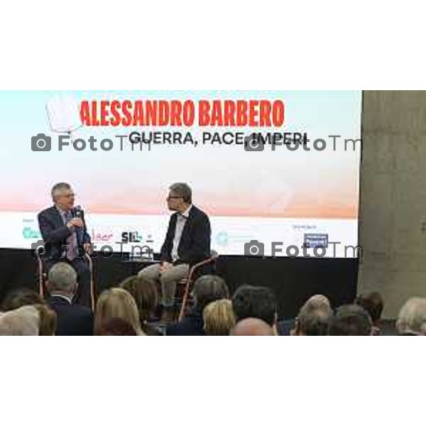 Tiziano Manzoni/LaPresse 12-4- 2025 Italia Cronaca Bergamo Bergamo Gres Art 671 Fiera dei Librai. Il dialogo con il professore Alessandro Barbero e dal bergamasco Oliviero Bergamini, storico e giornalista, corrispondente Rai dagli Stati Uniti.