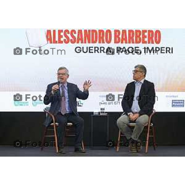 Tiziano Manzoni/LaPresse 12-4- 2025 Italia Cronaca Bergamo Bergamo Gres Art 671 Fiera dei Librai. Il dialogo con il professore Alessandro Barbero e dal bergamasco Oliviero Bergamini, storico e giornalista, corrispondente Rai dagli Stati Uniti.