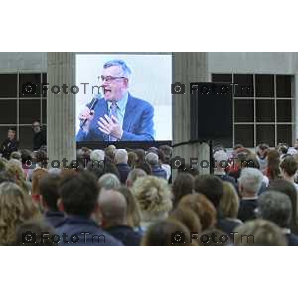 Tiziano Manzoni/LaPresse 12-4- 2025 Italia Cronaca Bergamo Bergamo Gres Art 671 Fiera dei Librai. Il dialogo con il professore Alessandro Barbero e dal bergamasco Oliviero Bergamini, storico e giornalista, corrispondente Rai dagli Stati Uniti.