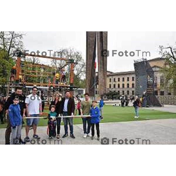 Tiziano Manzoni/LaPresse 12-4- 2025 Italia Cronaca BergamoBergamo in Piazzale degli Alpini per la prima volta la parete d\'arrampicata e adventure park