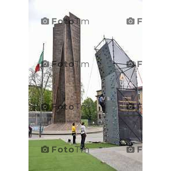 Tiziano Manzoni/LaPresse 12-4- 2025 Italia Cronaca BergamoBergamo in Piazzale degli Alpini per la prima volta la parete d\'arrampicata e adventure park
