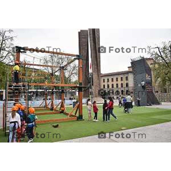 Tiziano Manzoni/LaPresse 12-4- 2025 Italia Cronaca BergamoBergamo in Piazzale degli Alpini per la prima volta la parete d\'arrampicata e adventure park