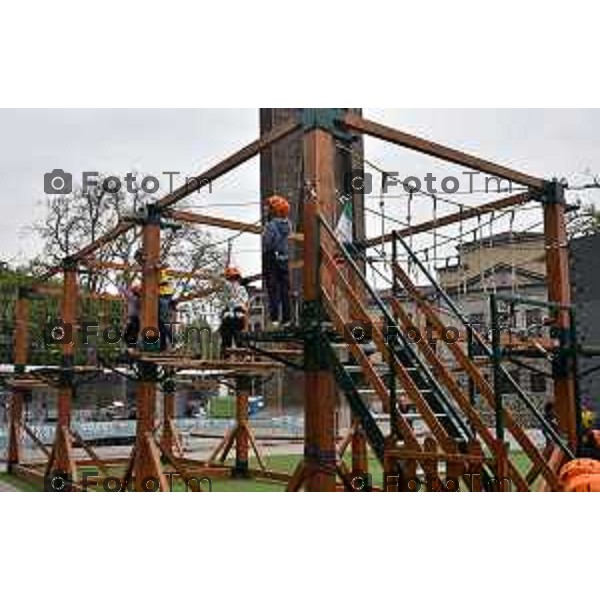 Tiziano Manzoni/LaPresse 12-4- 2025 Italia Cronaca BergamoBergamo in Piazzale degli Alpini per la prima volta la parete d\'arrampicata e adventure park