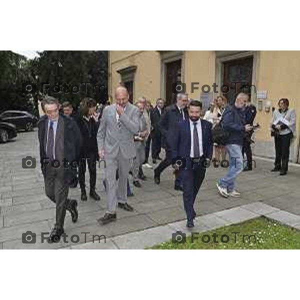 Tiziano Manzoni/LaPresse 17 -4- 2025 Italia Cronaca Bergamo Alzano Lombardo Bg firma. Protocollo di intesa per la realizzazione del nuovo ospedale Camillo Bertocchi, Giampiero, Pasquale Gandolfi, Marco Passeretta, Massimo Giupponi, Guido Bertolaso e Attilio Fontana. Seguirà