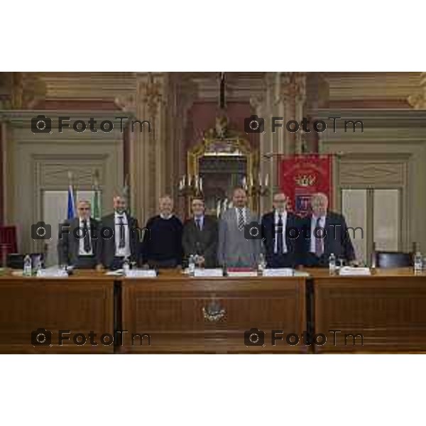 Tiziano Manzoni/LaPresse 17 -4- 2025 Italia Cronaca Bergamo Alzano Lombardo Bg firma. Protocollo di intesa per la realizzazione del nuovo ospedale Camillo Bertocchi, Giampiero, Pasquale Gandolfi, Marco Passeretta, Massimo Giupponi, Guido Bertolaso e Attilio Fontana. Seguirà