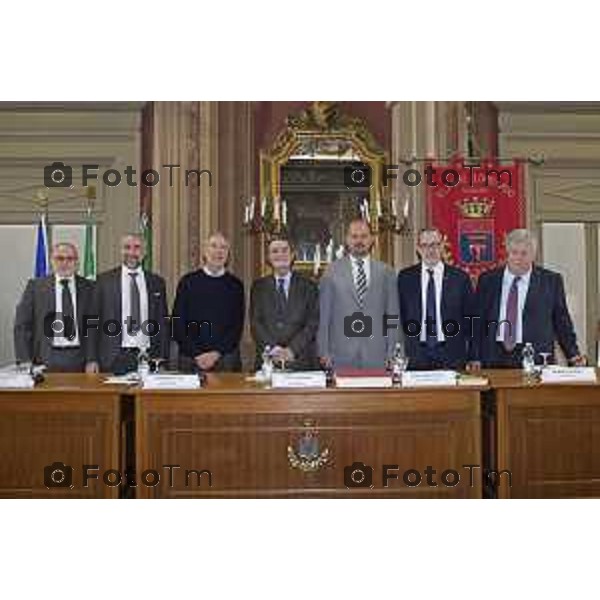 Tiziano Manzoni/LaPresse 17 -4- 2025 Italia Cronaca Bergamo Alzano Lombardo Bg firma. Protocollo di intesa per la realizzazione del nuovo ospedale Camillo Bertocchi, Giampiero, Pasquale Gandolfi, Marco Passeretta, Massimo Giupponi, Guido Bertolaso e Attilio Fontana. Seguirà