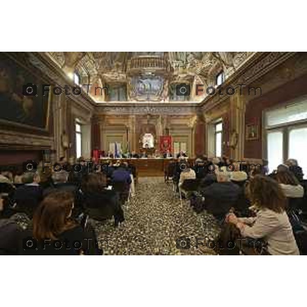 Tiziano Manzoni/LaPresse 17 -4- 2025 Italia Cronaca Bergamo Alzano Lombardo Bg firma. Protocollo di intesa per la realizzazione del nuovo ospedale Camillo Bertocchi, Giampiero, Pasquale Gandolfi, Marco Passeretta, Massimo Giupponi, Guido Bertolaso e Attilio Fontana. Seguirà