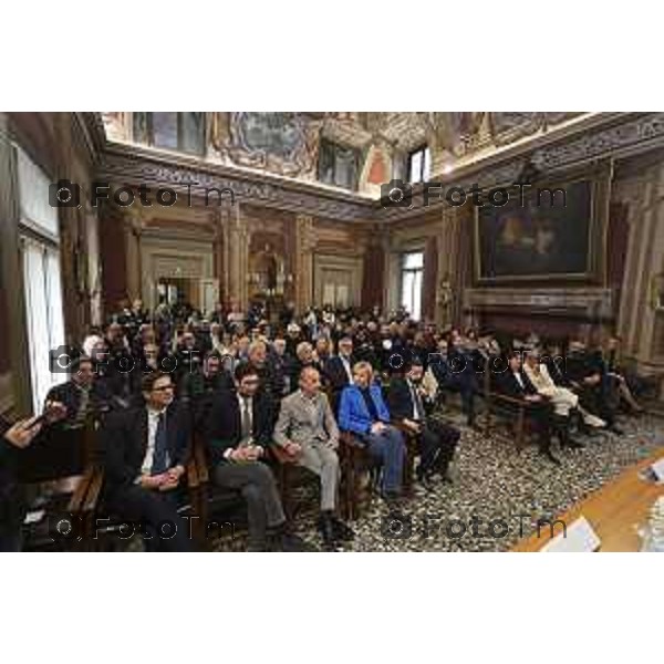 Tiziano Manzoni/LaPresse 17 -4- 2025 Italia Cronaca Bergamo Alzano Lombardo Bg firma. Protocollo di intesa per la realizzazione del nuovo ospedale Camillo Bertocchi, Giampiero, Pasquale Gandolfi, Marco Passeretta, Massimo Giupponi, Guido Bertolaso e Attilio Fontana. Seguirà