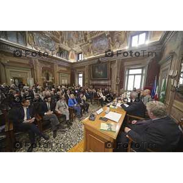 Tiziano Manzoni/LaPresse 17 -4- 2025 Italia Cronaca Bergamo Alzano Lombardo Bg firma. Protocollo di intesa per la realizzazione del nuovo ospedale Camillo Bertocchi, Giampiero, Pasquale Gandolfi, Marco Passeretta, Massimo Giupponi, Guido Bertolaso e Attilio Fontana. Seguirà