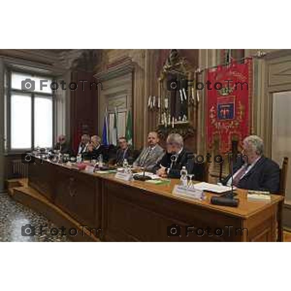 Tiziano Manzoni/LaPresse 17 -4- 2025 Italia Cronaca Bergamo Alzano Lombardo Bg firma. Protocollo di intesa per la realizzazione del nuovo ospedale Camillo Bertocchi, Giampiero, Pasquale Gandolfi, Marco Passeretta, Massimo Giupponi, Guido Bertolaso e Attilio Fontana. Seguirà