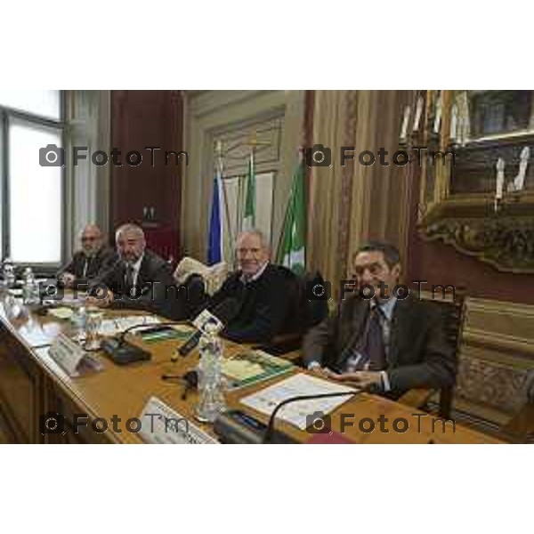 Tiziano Manzoni/LaPresse 17 -4- 2025 Italia Cronaca Bergamo Alzano Lombardo Bg firma. Protocollo di intesa per la realizzazione del nuovo ospedale Camillo Bertocchi, Giampiero, Pasquale Gandolfi, Marco Passeretta, Massimo Giupponi, Guido Bertolaso e Attilio Fontana. Seguirà