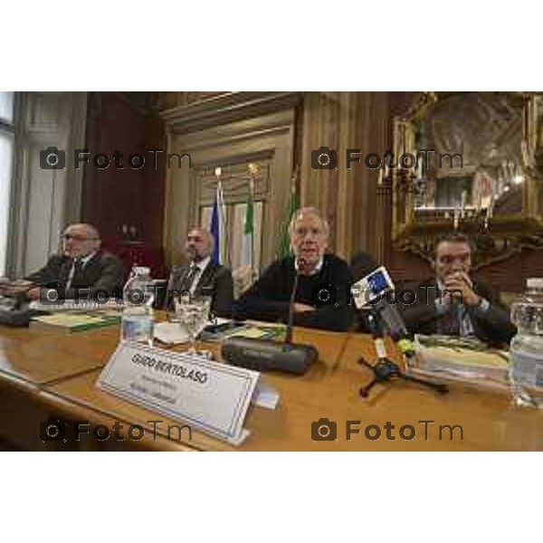 Tiziano Manzoni/LaPresse 17 -4- 2025 Italia Cronaca Bergamo Alzano Lombardo Bg firma. Protocollo di intesa per la realizzazione del nuovo ospedale Camillo Bertocchi, Giampiero, Pasquale Gandolfi, Marco Passeretta, Massimo Giupponi, Guido Bertolaso e Attilio Fontana. Seguirà