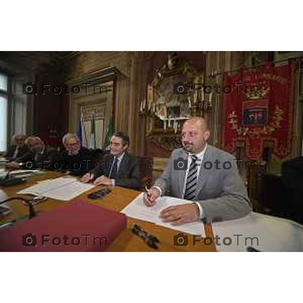 Tiziano Manzoni/LaPresse 17 -4- 2025 Italia Cronaca Bergamo Alzano Lombardo Bg firma. Protocollo di intesa per la realizzazione del nuovo ospedale Camillo Bertocchi, Giampiero, Pasquale Gandolfi, Marco Passeretta, Massimo Giupponi, Guido Bertolaso e Attilio Fontana. Seguirà