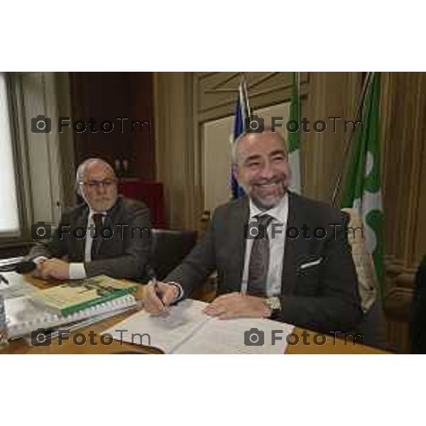 Tiziano Manzoni/LaPresse 17 -4- 2025 Italia Cronaca Bergamo Alzano Lombardo Bg firma. Protocollo di intesa per la realizzazione del nuovo ospedale Camillo Bertocchi, Giampiero, Pasquale Gandolfi, Marco Passeretta, Massimo Giupponi, Guido Bertolaso e Attilio Fontana. Seguirà