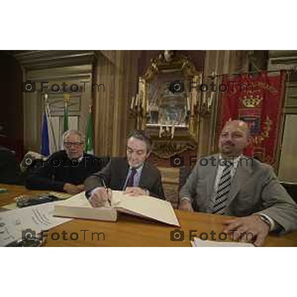 Tiziano Manzoni/LaPresse 17 -4- 2025 Italia Cronaca Bergamo Alzano Lombardo Bg firma. Protocollo di intesa per la realizzazione del nuovo ospedale Camillo Bertocchi, Giampiero, Pasquale Gandolfi, Marco Passeretta, Massimo Giupponi, Guido Bertolaso e Attilio Fontana. Seguirà
