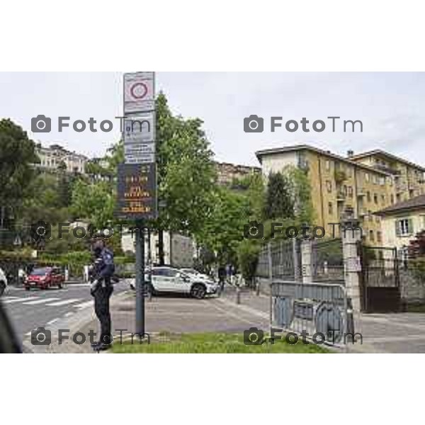 Tiziano Manzoni/LaPresse 21-4- 2025 Italia Cronaca Bergamo ingresso viale vittorio emenuele conca verde polizia locale accesso a Città Alta
