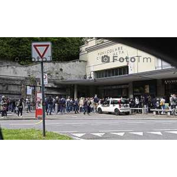 Tiziano Manzoni/LaPresse 21-4- 2025 Italia Cronaca Bergamo Funicolare biglietteria code gente accesso a bg alta