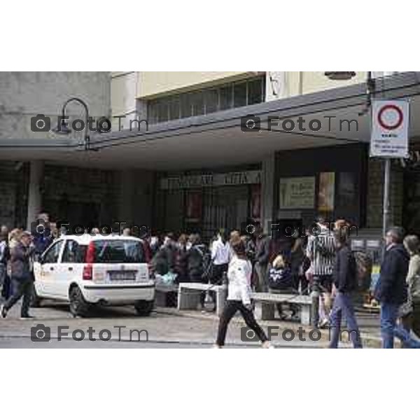 Tiziano Manzoni/LaPresse 21-4- 2025 Italia Cronaca Bergamo Funicolare biglietteria code gente accesso a bg alta