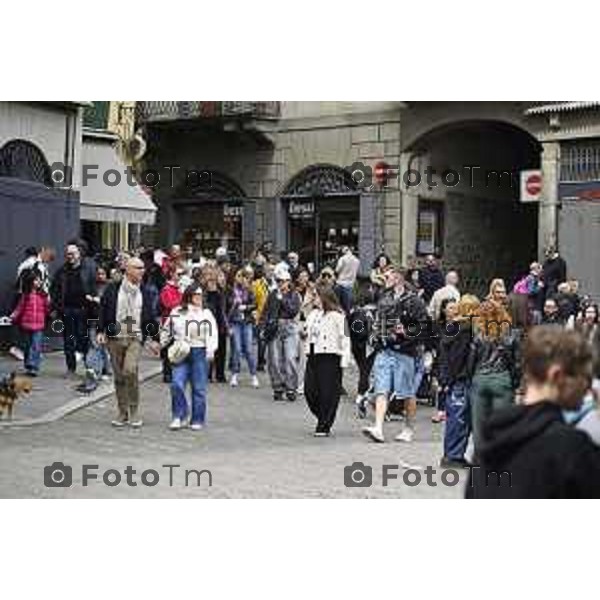 Tiziano Manzoni/LaPresse 21-4- 2025 Italia Cronaca Bergamo Piazza vecchia artisti di strda gente turisti folla