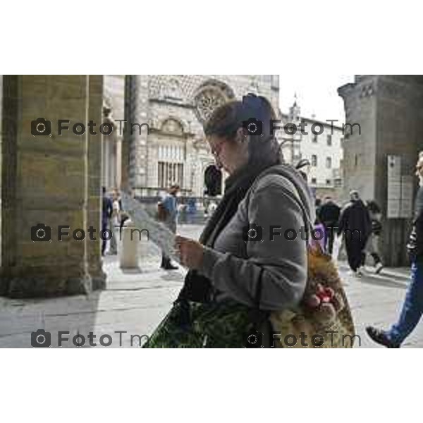 Tiziano Manzoni/LaPresse 21-4- 2025 Italia Cronaca Bergamo Piazza vecchia artisti di strda gente turisti folla