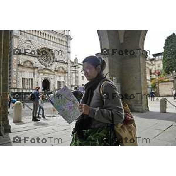 Tiziano Manzoni/LaPresse 21-4- 2025 Italia Cronaca Bergamo Piazza vecchia artisti di strda gente turisti folla