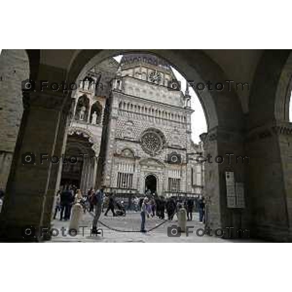 Tiziano Manzoni/LaPresse 21-4- 2025 Italia Cronaca Bergamo Piazza vecchia artisti di strda gente turisti folla