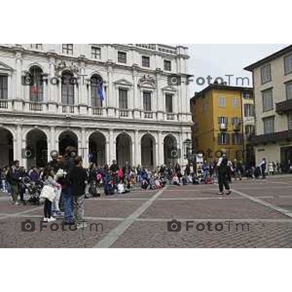 Tiziano Manzoni/LaPresse 21-4- 2025 Italia Cronaca Bergamo Piazza vecchia artisti di strda gente turisti folla