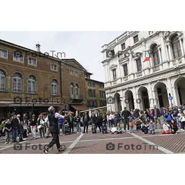 Tiziano Manzoni/LaPresse 21-4- 2025 Italia Cronaca Bergamo Piazza vecchia artisti di strda gente turisti folla