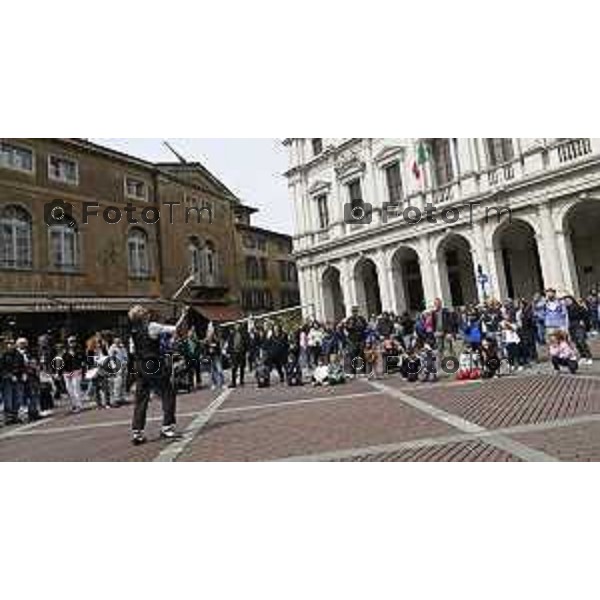 Tiziano Manzoni/LaPresse 21-4- 2025 Italia Cronaca Bergamo Piazza vecchia artisti di strda gente turisti folla