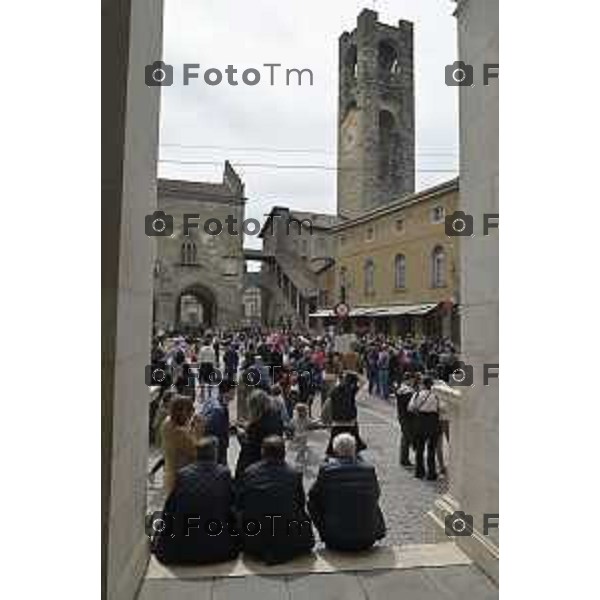 Tiziano Manzoni/LaPresse 21-4- 2025 Italia Cronaca Bergamo Piazza vecchia artisti di strda gente turisti folla