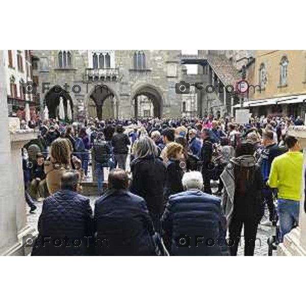 Tiziano Manzoni/LaPresse 21-4- 2025 Italia Cronaca Bergamo Piazza vecchia artisti di strda gente turisti folla