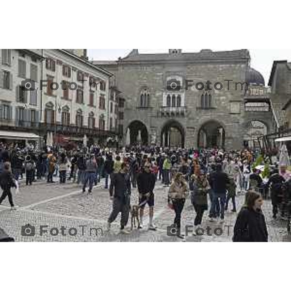 Tiziano Manzoni/LaPresse 21-4- 2025 Italia Cronaca Bergamo Piazza vecchia artisti di strda gente turisti folla