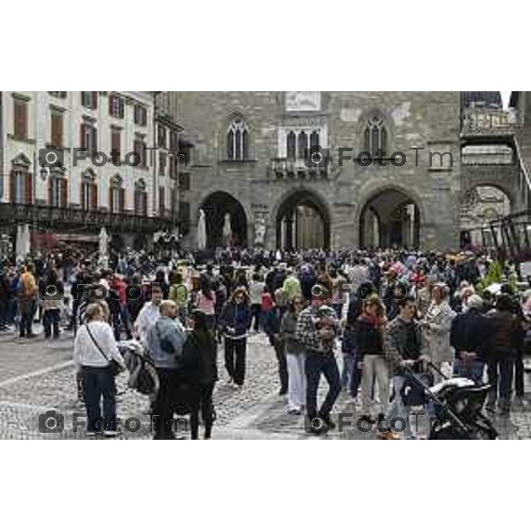 Tiziano Manzoni/LaPresse 21-4- 2025 Italia Cronaca Bergamo Piazza vecchia artisti di strda gente turisti folla