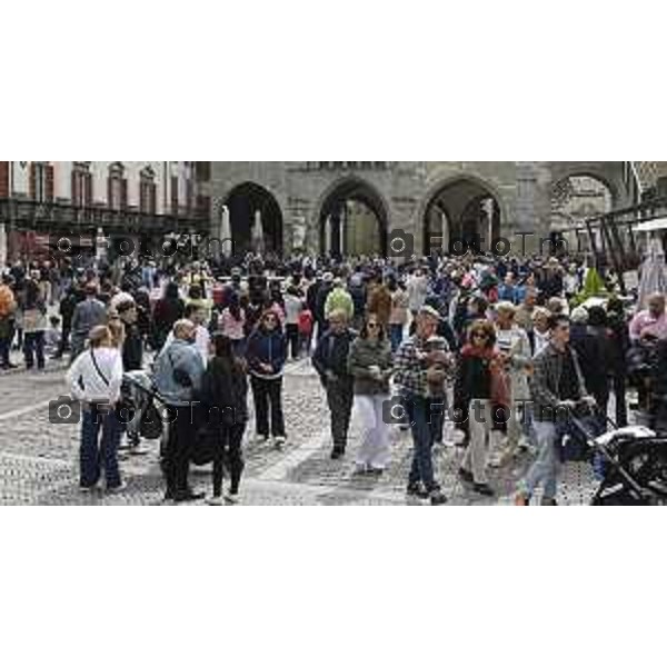 Tiziano Manzoni/LaPresse 21-4- 2025 Italia Cronaca Bergamo Piazza vecchia artisti di strda gente turisti folla
