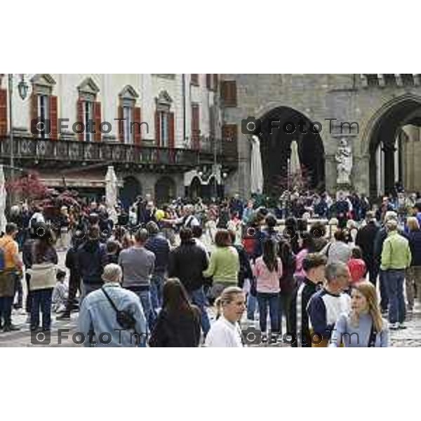 Tiziano Manzoni/LaPresse 21-4- 2025 Italia Cronaca Bergamo Piazza vecchia artisti di strda gente turisti folla