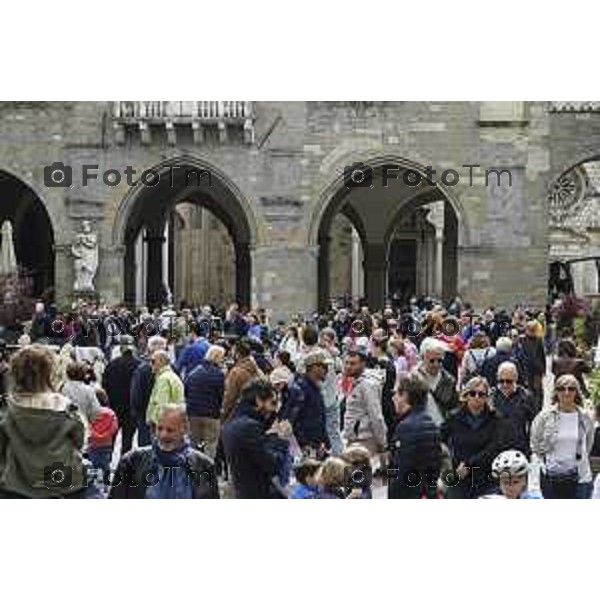 Tiziano Manzoni/LaPresse 21-4- 2025 Italia Cronaca Bergamo Piazza vecchia artisti di strda gente turisti folla