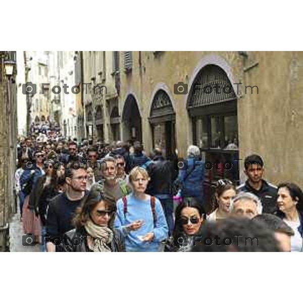 Tiziano Manzoni/LaPresse 21-4- 2025 Italia Cronaca Bergamo Piazza vecchia artisti di strda gente turisti folla