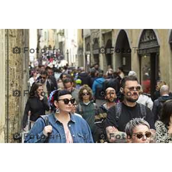 Tiziano Manzoni/LaPresse 21-4- 2025 Italia Cronaca Bergamo Piazza vecchia artisti di strda gente turisti folla