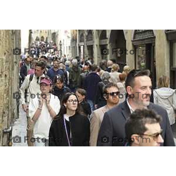 Tiziano Manzoni/LaPresse 21-4- 2025 Italia Cronaca Bergamo Piazza vecchia artisti di strda gente turisti folla