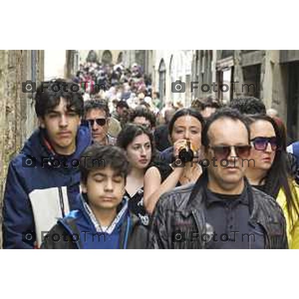 Tiziano Manzoni/LaPresse 21-4- 2025 Italia Cronaca Bergamo Piazza vecchia artisti di strda gente turisti folla